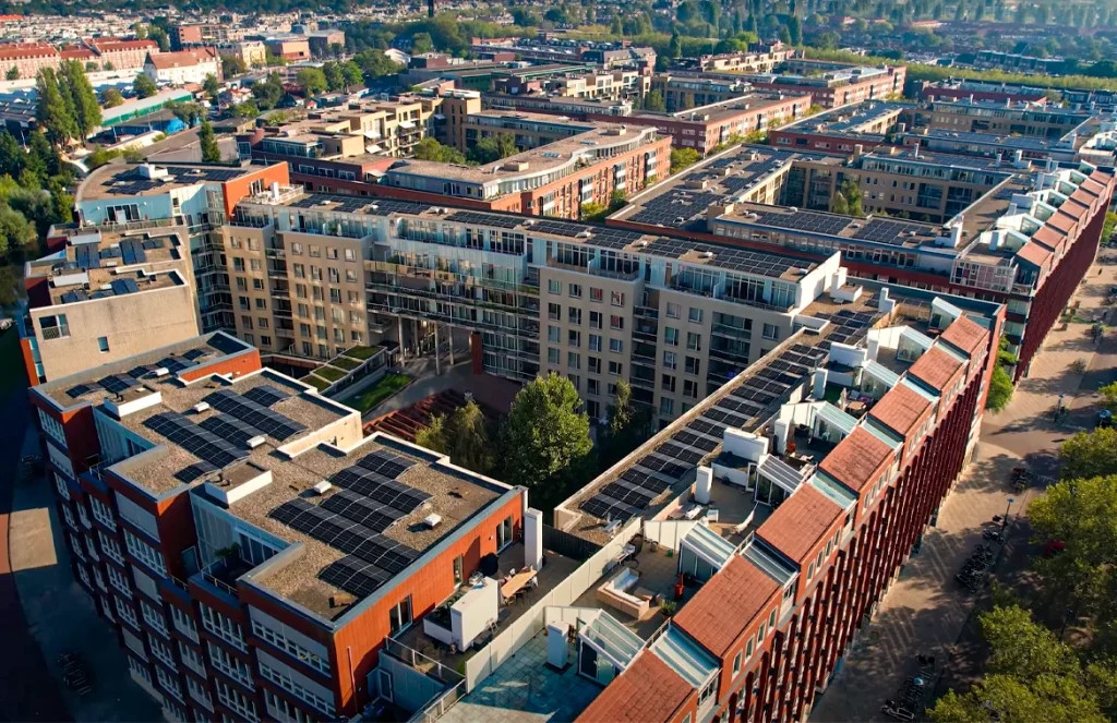Dronebeelden van 2000 zonnepanelen op het kwartier - laan der hesperiden amsterdam -- uitvoering door Multi Energy Solutions